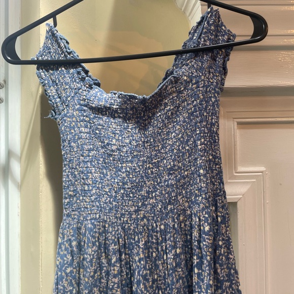 Kimchi Blue Dresses & Skirts - Kimchi Blue Ruched Off Shoulder Midi Dress Blue Floral 🫐